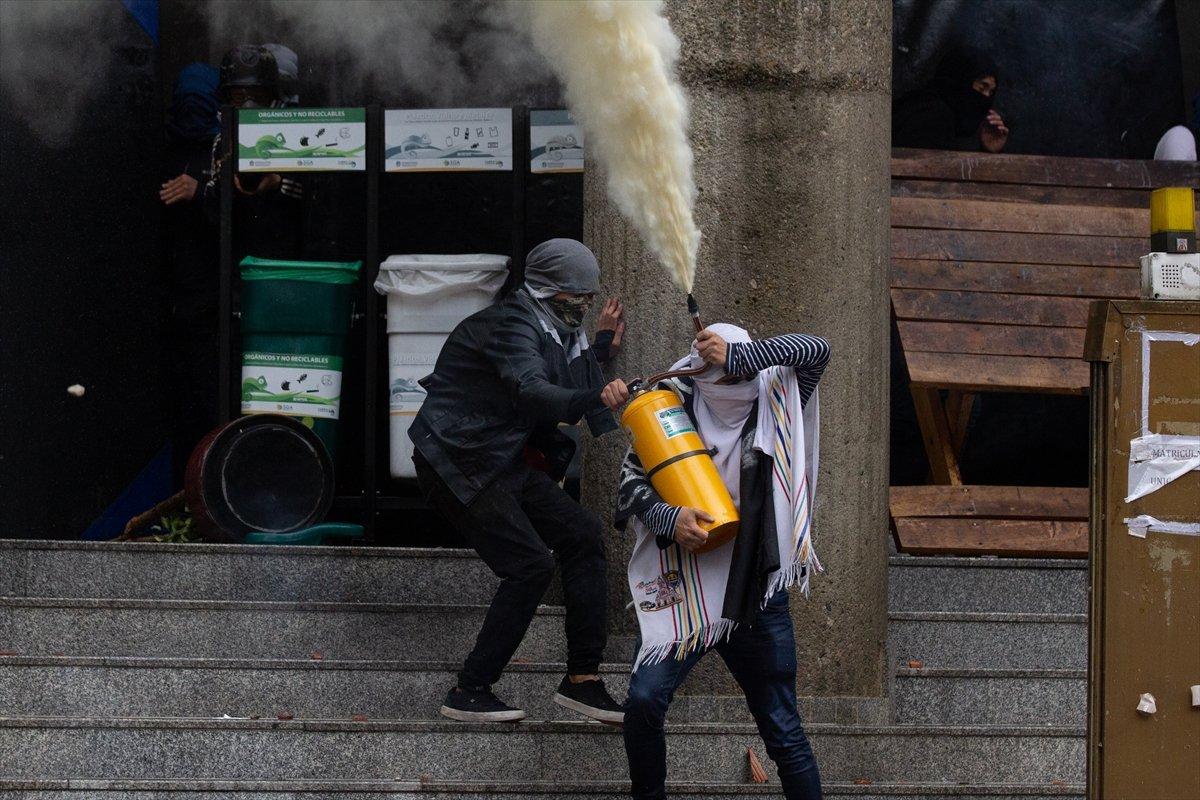 Kolombiya'da öğrenciler polisle çatıştı