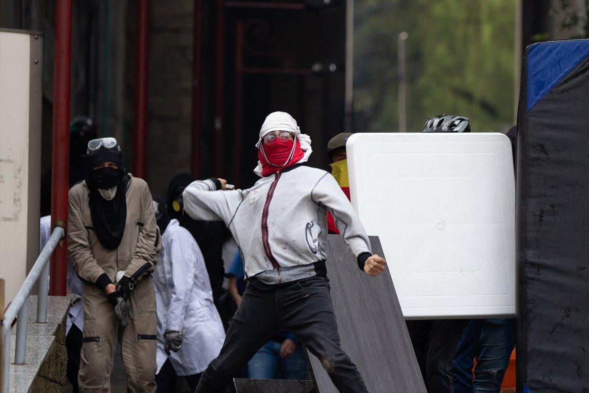 Kolombiya'da öğrenciler polisle çatıştı