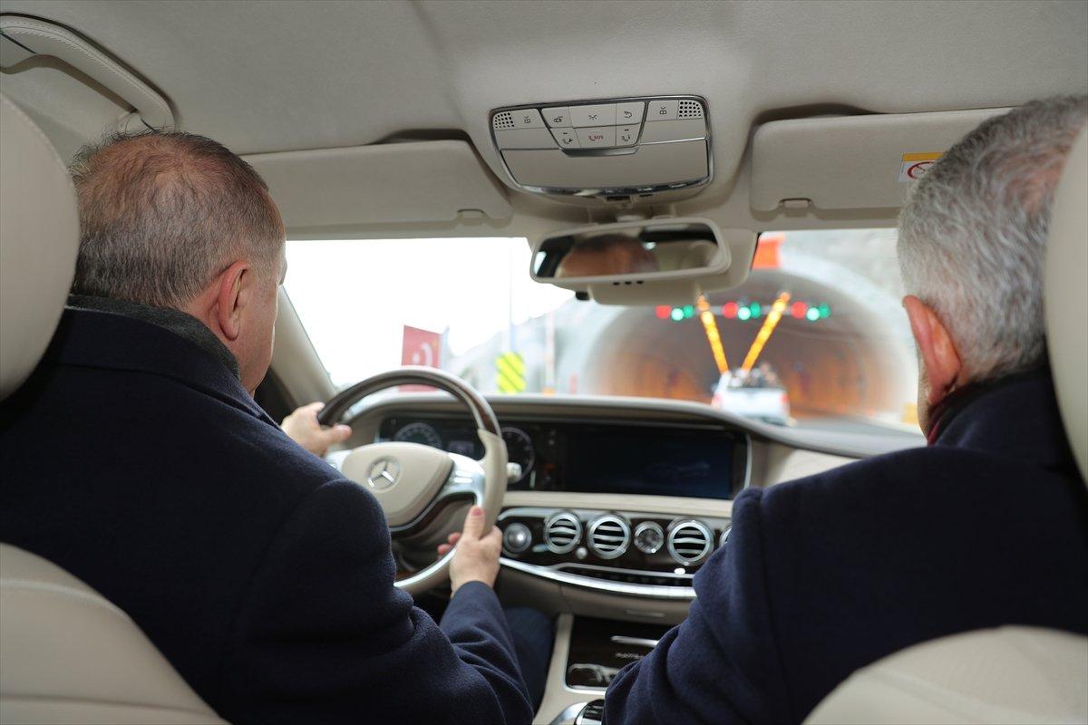 Cumhurbaşkanı Erdoğan, yeni otoyolda test sürüşü yaptı