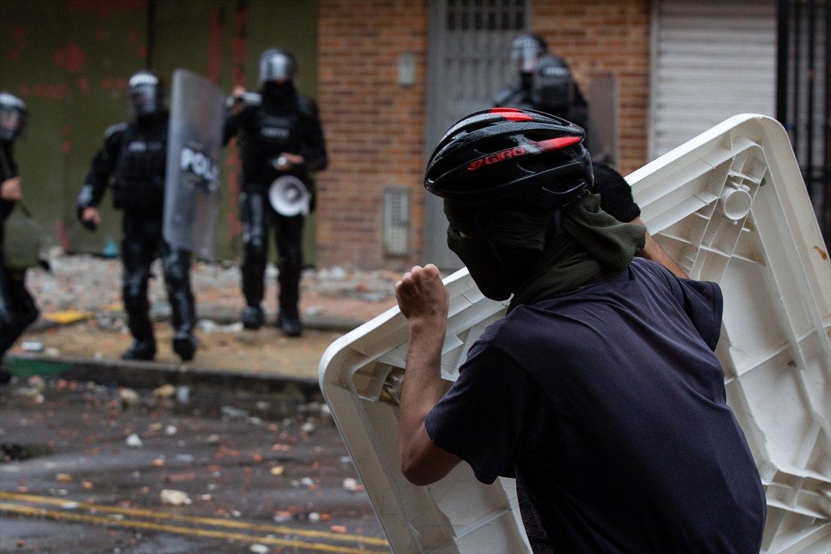 Kolombiya'da öğrenciler polisle çatıştı