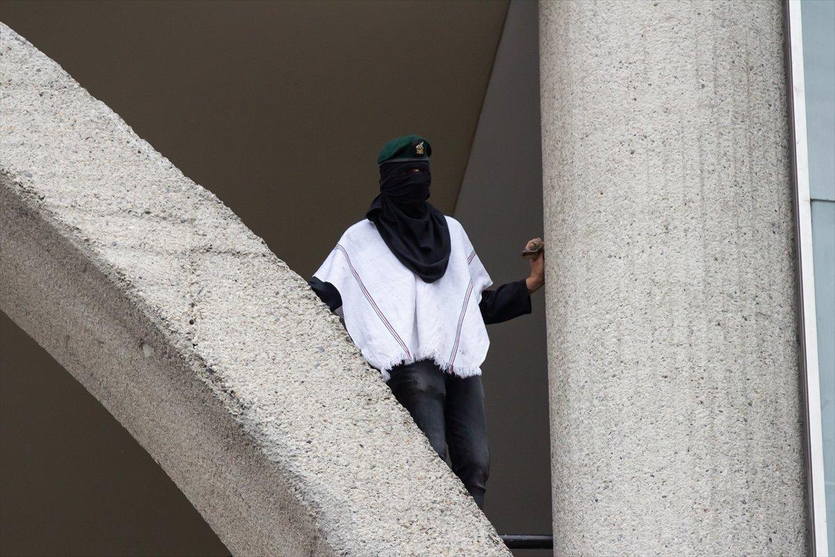 Kolombiya'da öğrenciler polisle çatıştı