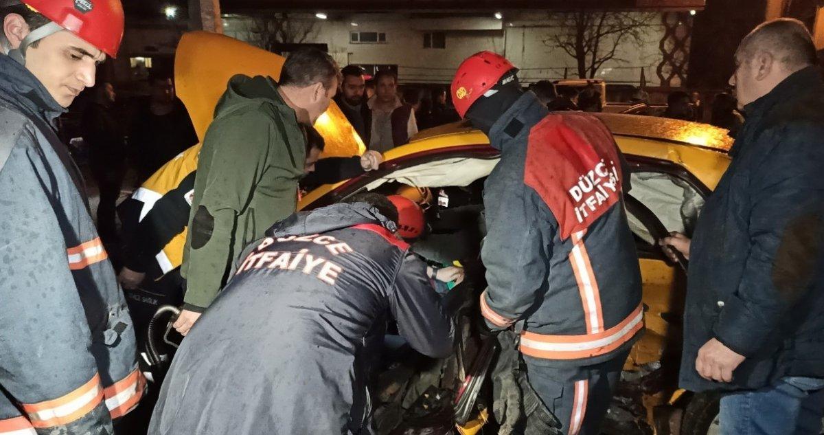 Düzce’de ticari taksi hız kurbanı oldu