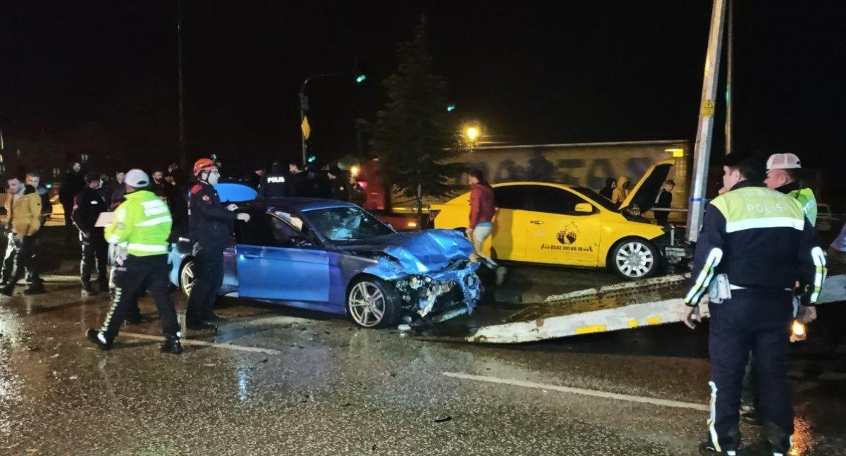 Düzce’de ticari taksi hız kurbanı oldu