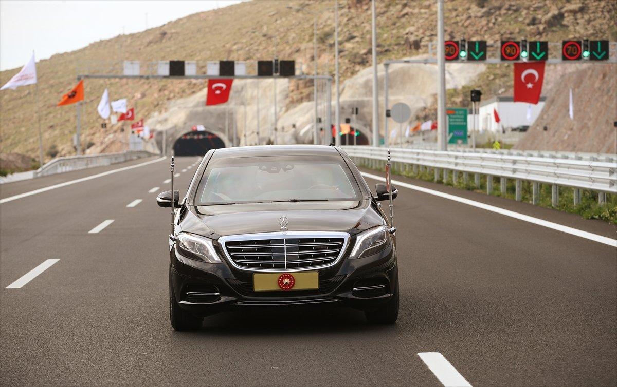 Cumhurbaşkanı Erdoğan, yeni otoyolda test sürüşü yaptı