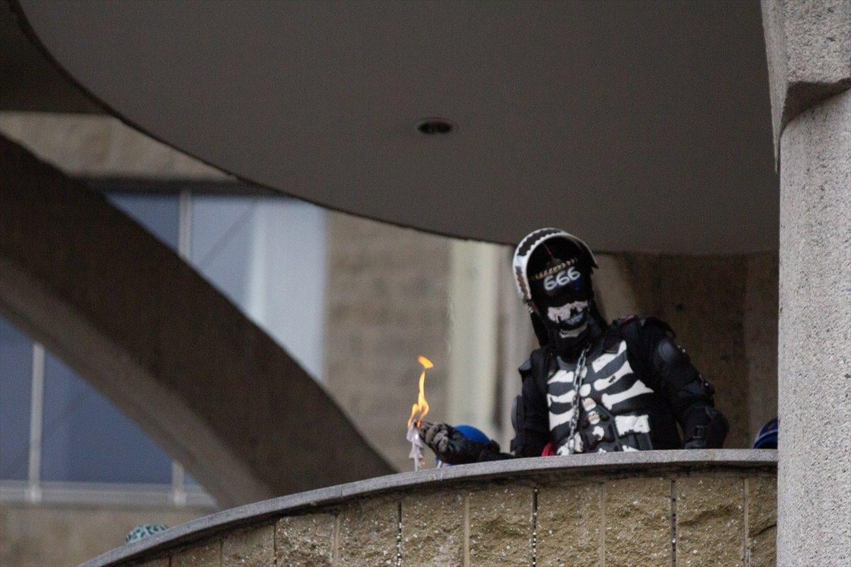 Kolombiya'da öğrenciler polisle çatıştı