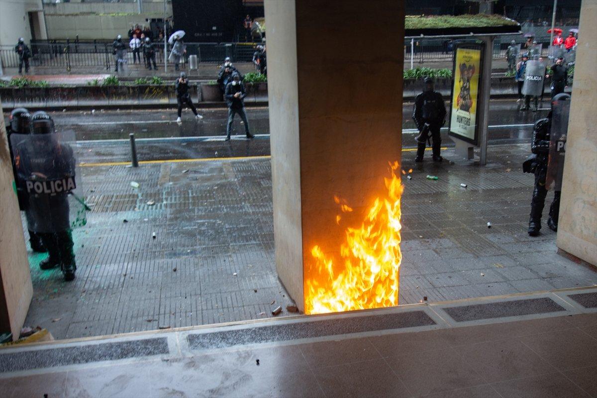 Kolombiya'da öğrenciler polisle çatıştı