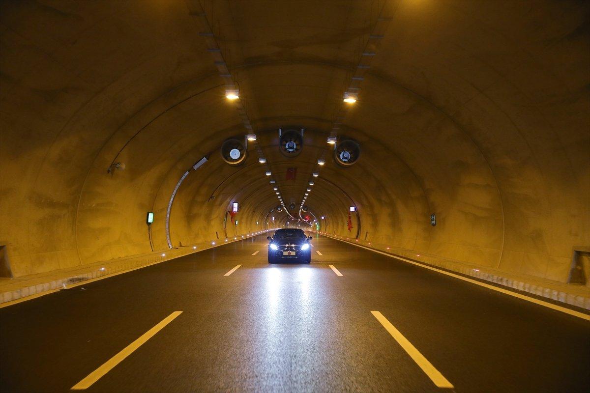 Cumhurbaşkanı Erdoğan, yeni otoyolda test sürüşü yaptı