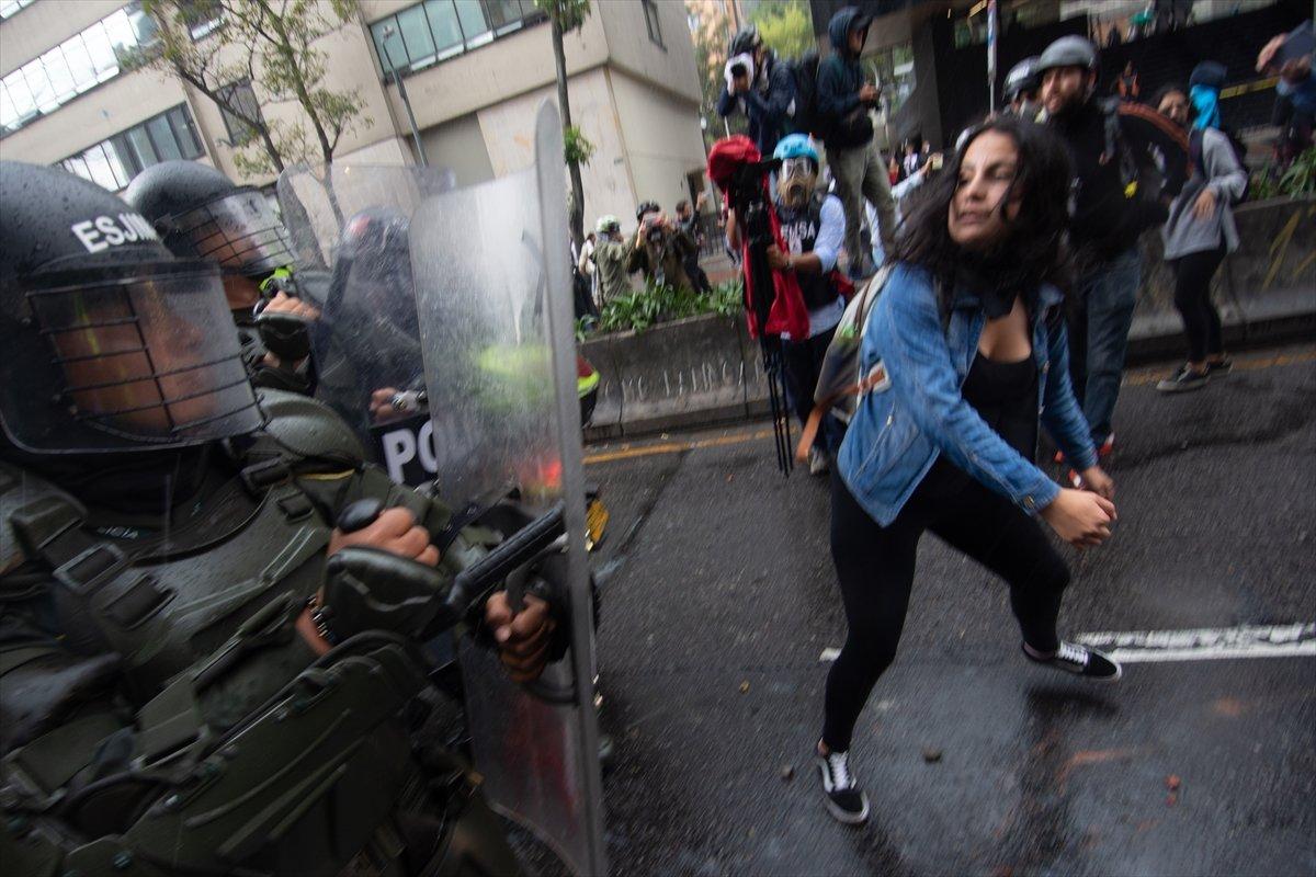 Kolombiya'da öğrenciler polisle çatıştı