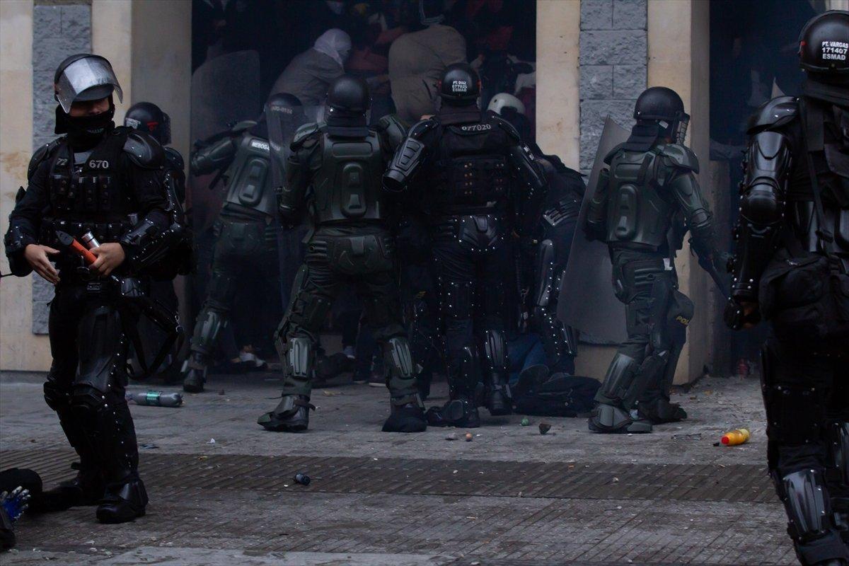 Kolombiya'da öğrenciler polisle çatıştı