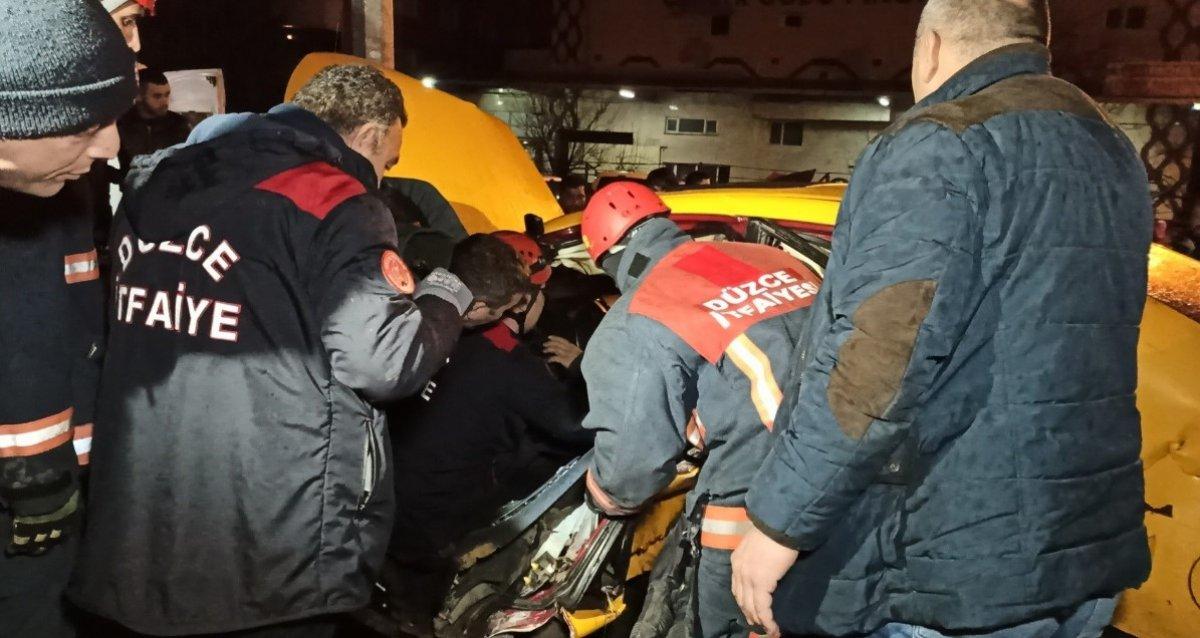 Düzce’de ticari taksi hız kurbanı oldu