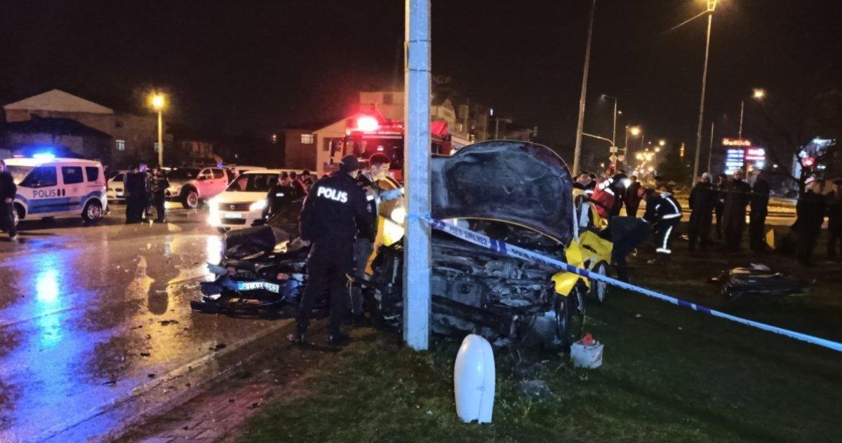 Düzce’de ticari taksi hız kurbanı oldu