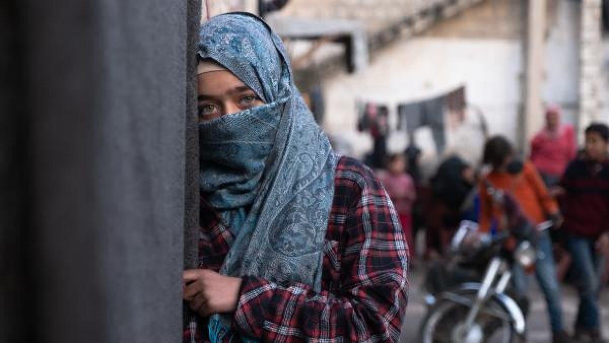 Rejim saldırılarından kaçan aileler, hapishaneye sığındı