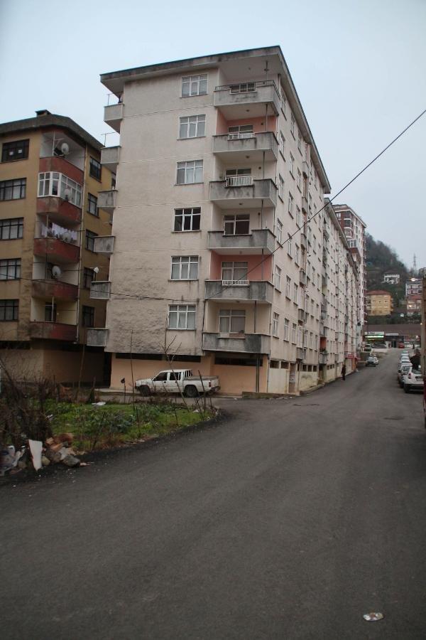 Rize'de yan yatan binalar vatandaşları korkutuyor
