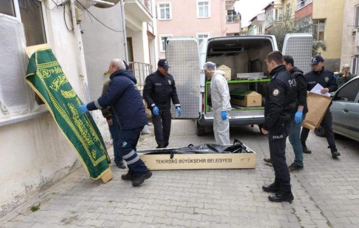 Annesine şiddet uygulayan babasını öldürdü