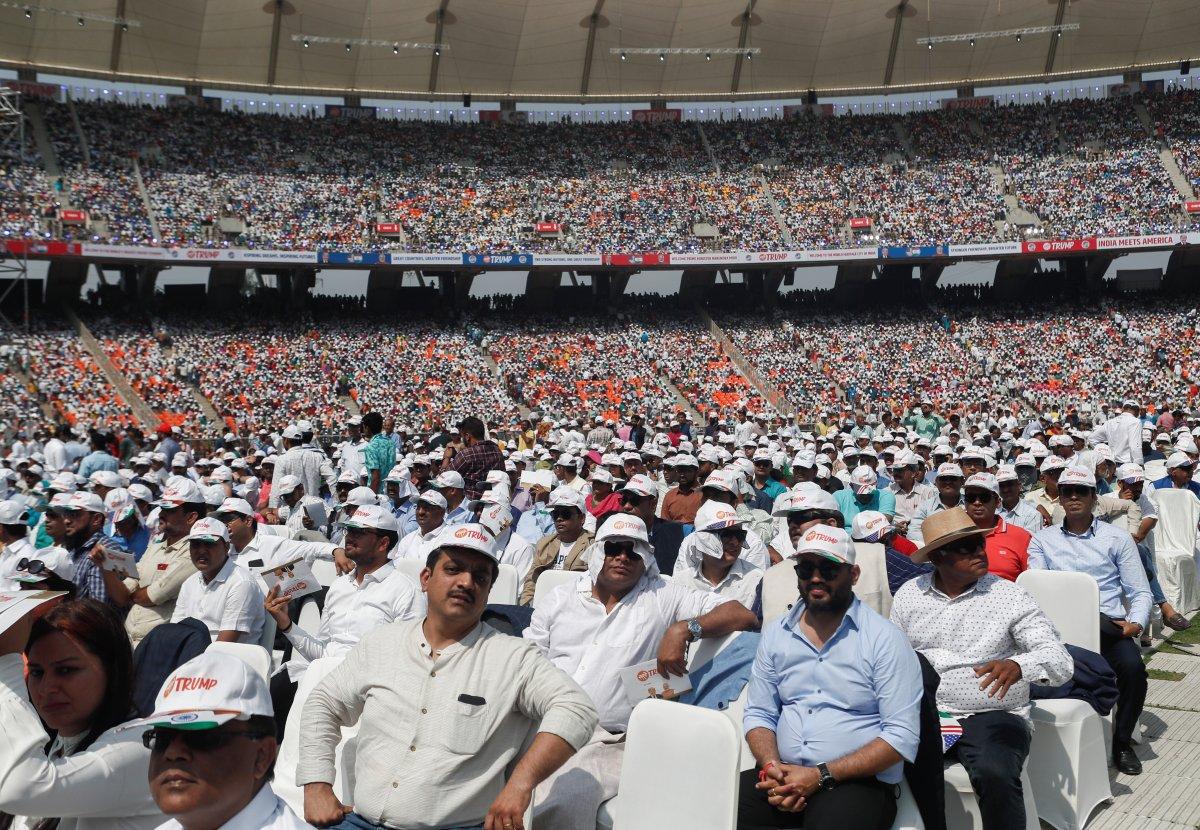 Trump, Hindistan'da 100 bin kişiye seslendi