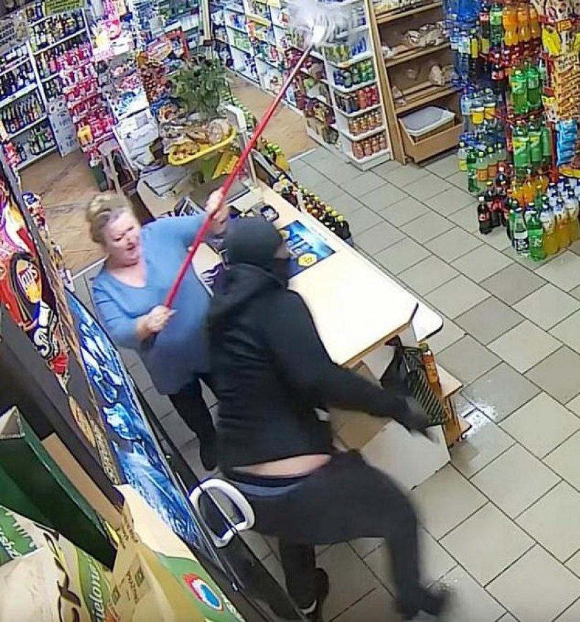 Silahlı hırsızı süpürgeyle kovaladı