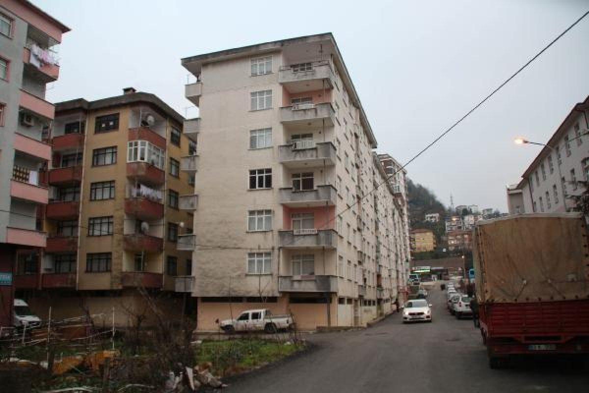 Rize'de yan yatan binalar vatandaşları korkutuyor