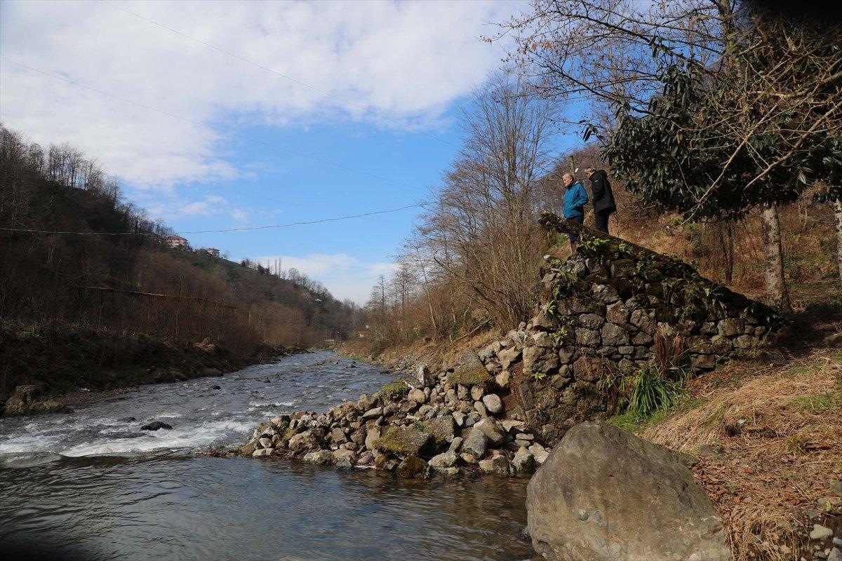 Rize'de tarihi kemer köprü yıkıldı