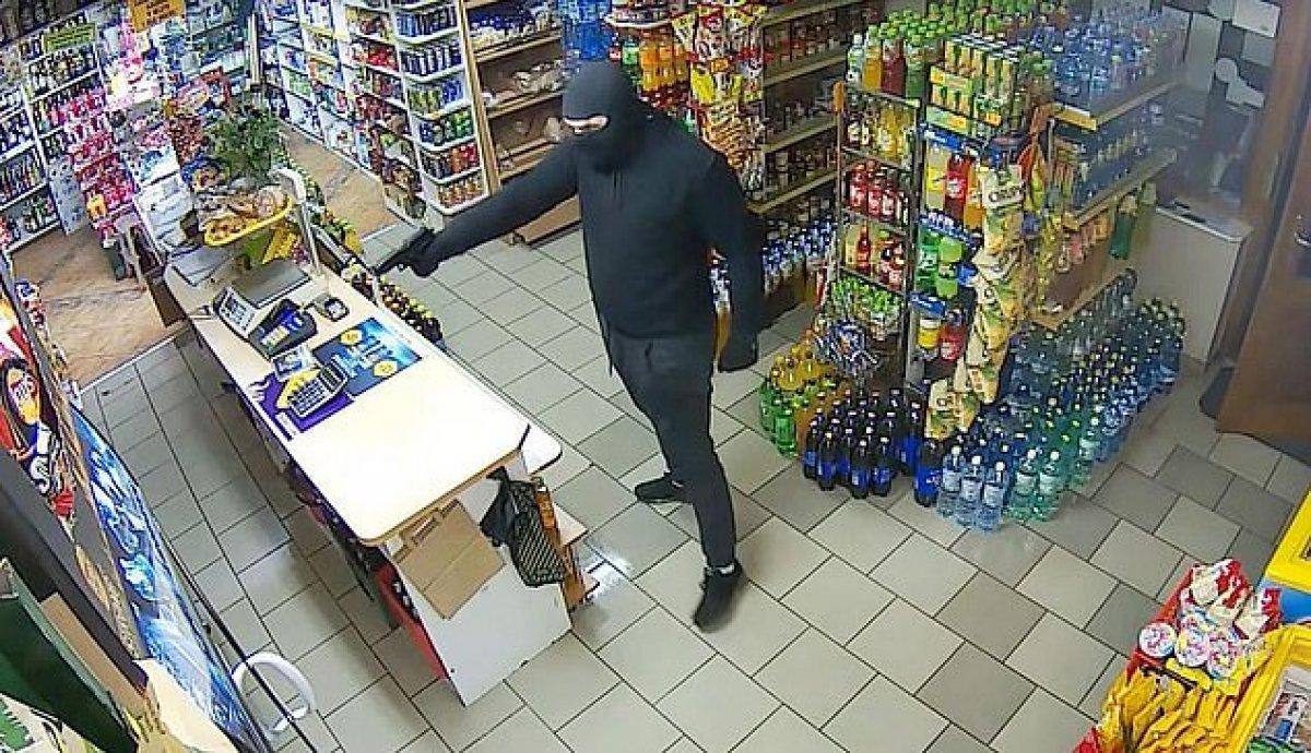 Silahlı hırsızı süpürgeyle kovaladı