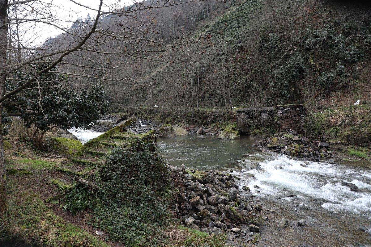 Rize'de tarihi kemer köprü yıkıldı