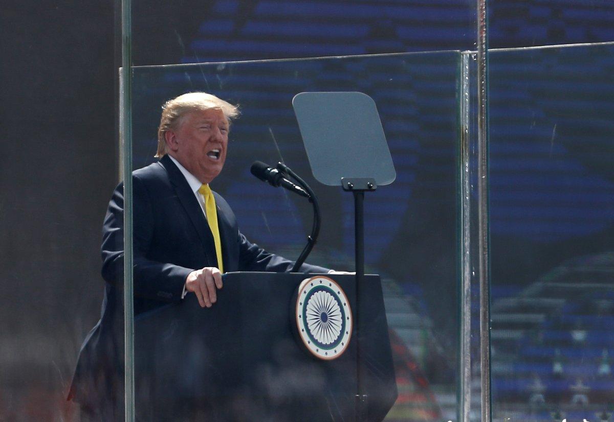 Trump, Hindistan'da 100 bin kişiye seslendi