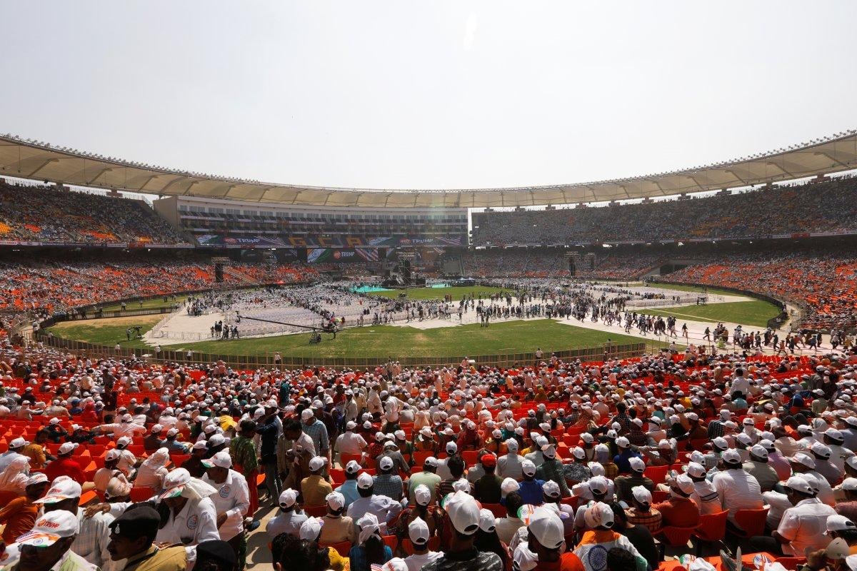 Trump, Hindistan'da 100 bin kişiye seslendi