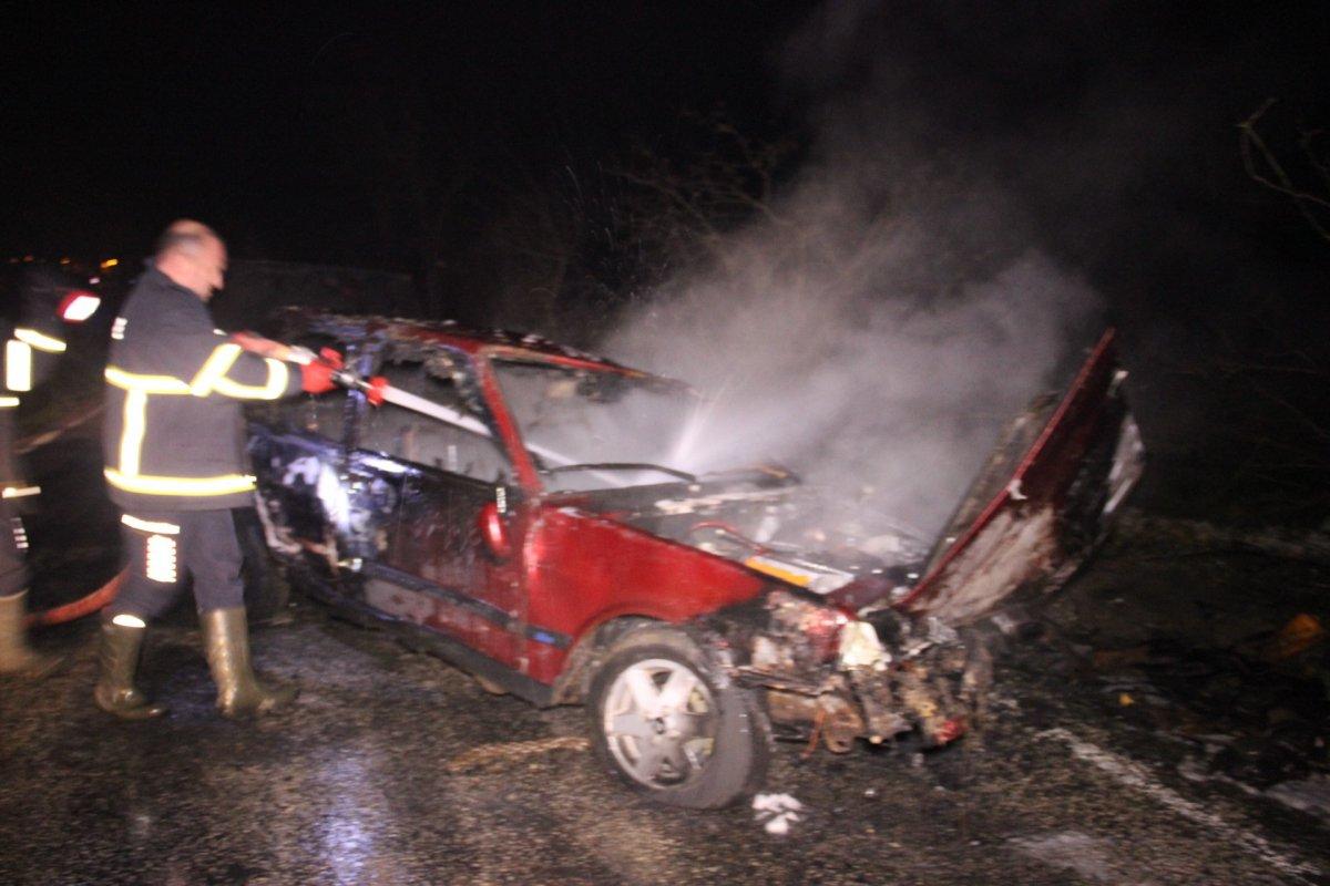 Çanakkale'de takla atan araç alev aldı