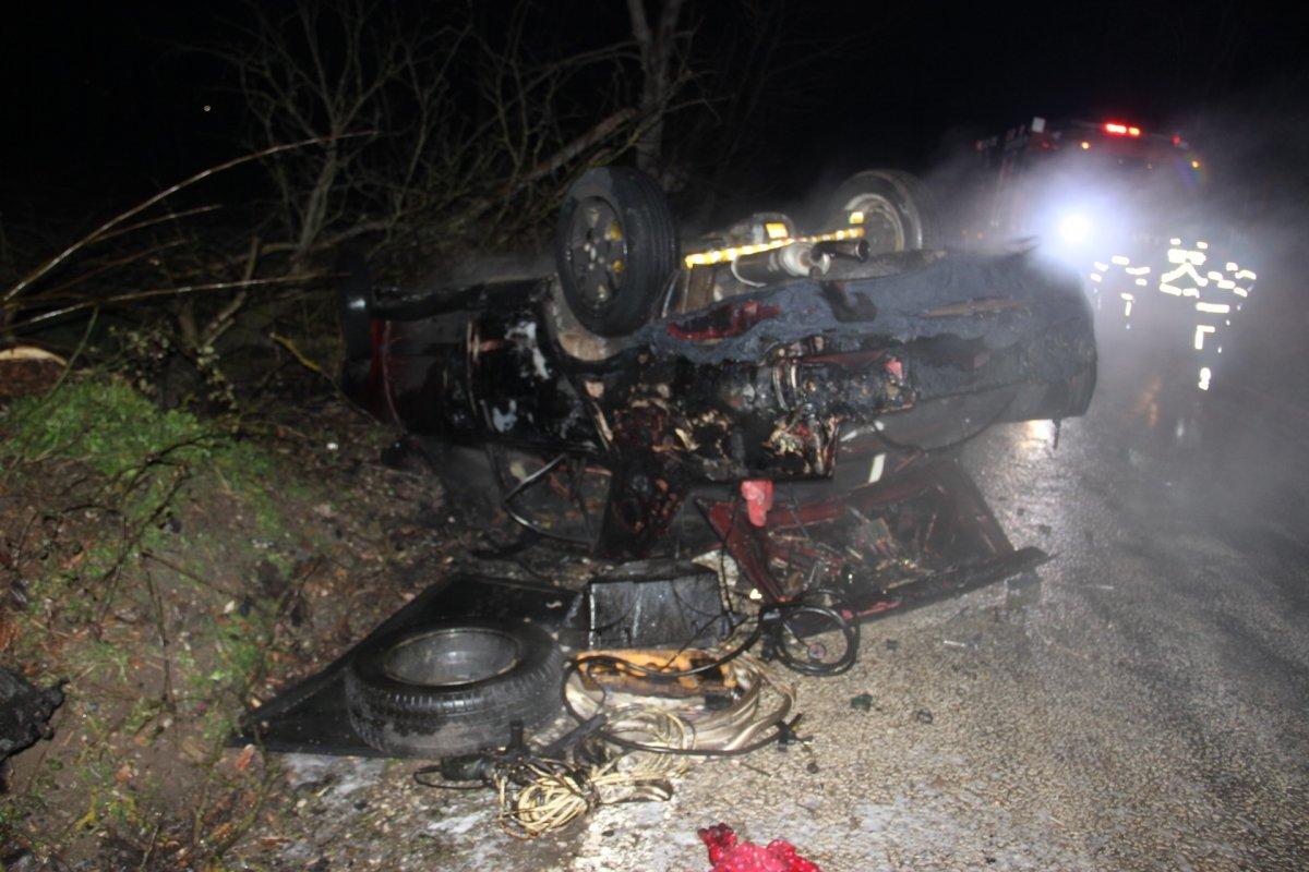 Çanakkale'de takla atan araç alev aldı