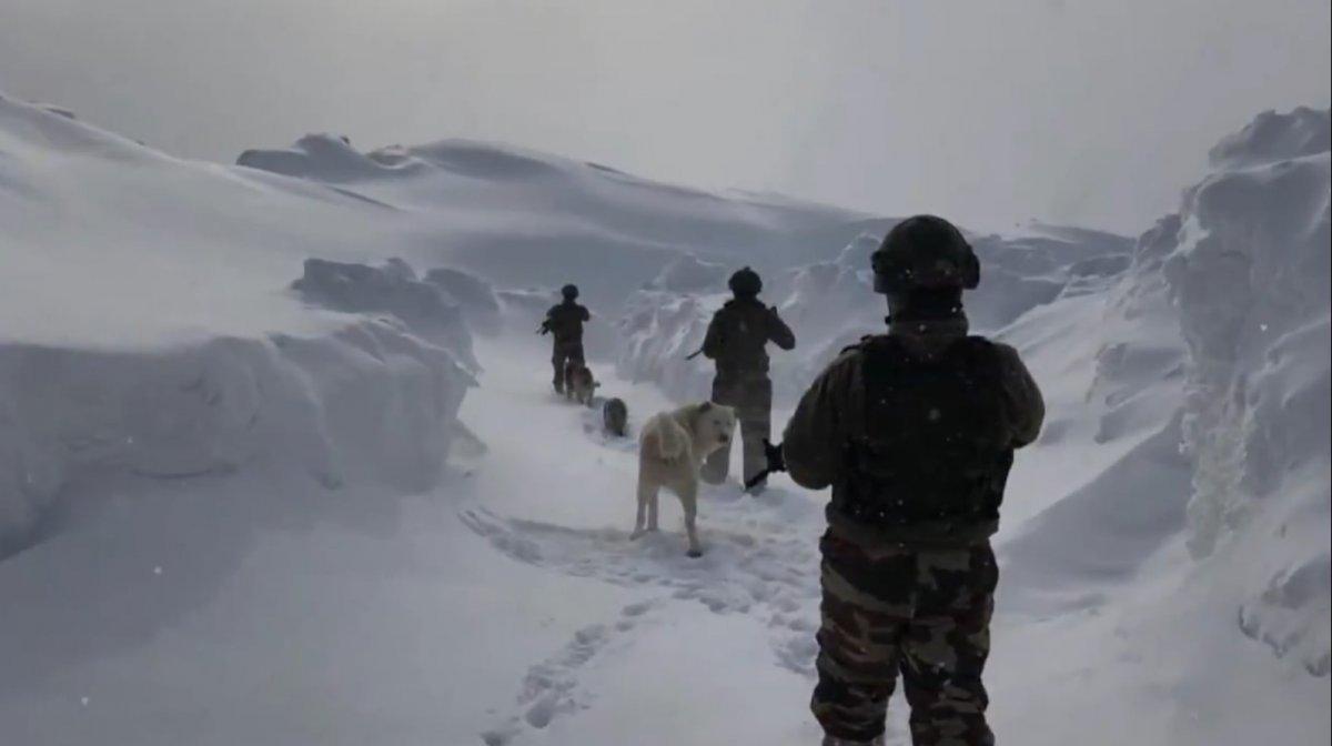 Türk askerini zorlu kış şartları pes ettirmiyor