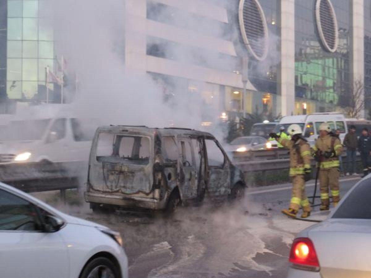 Maltepe D-100'de otomobil alev alev yandı