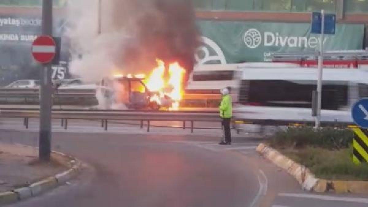 Maltepe D-100'de otomobil alev alev yandı