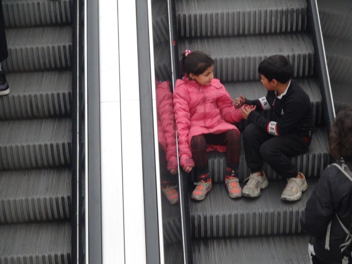 Taksim Metro’da çocukların tehlikeli oyunu
