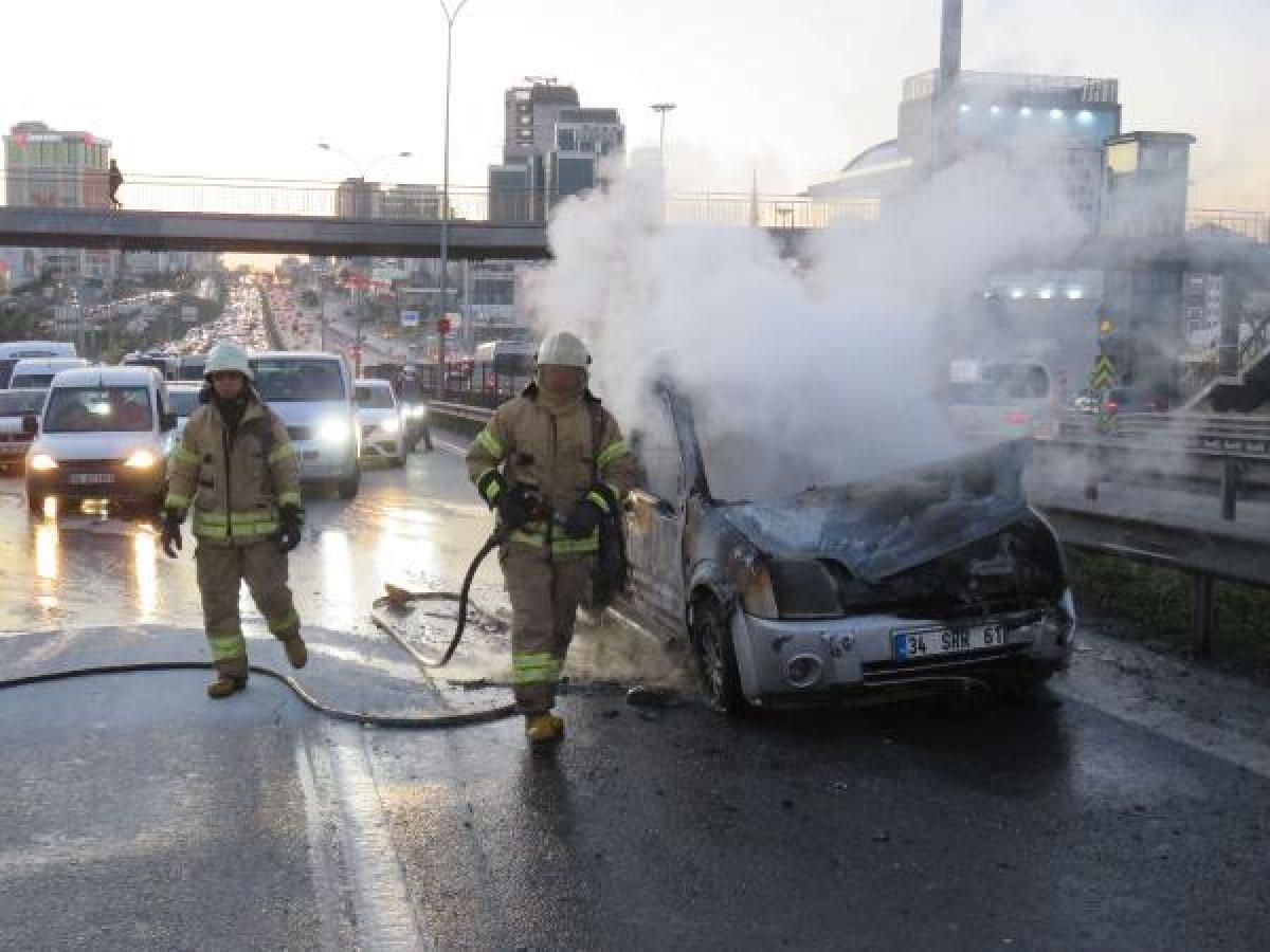 Maltepe D-100'de otomobil alev alev yandı