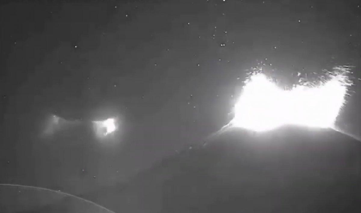 Meksika'da yanardağın patlama anı kamerada