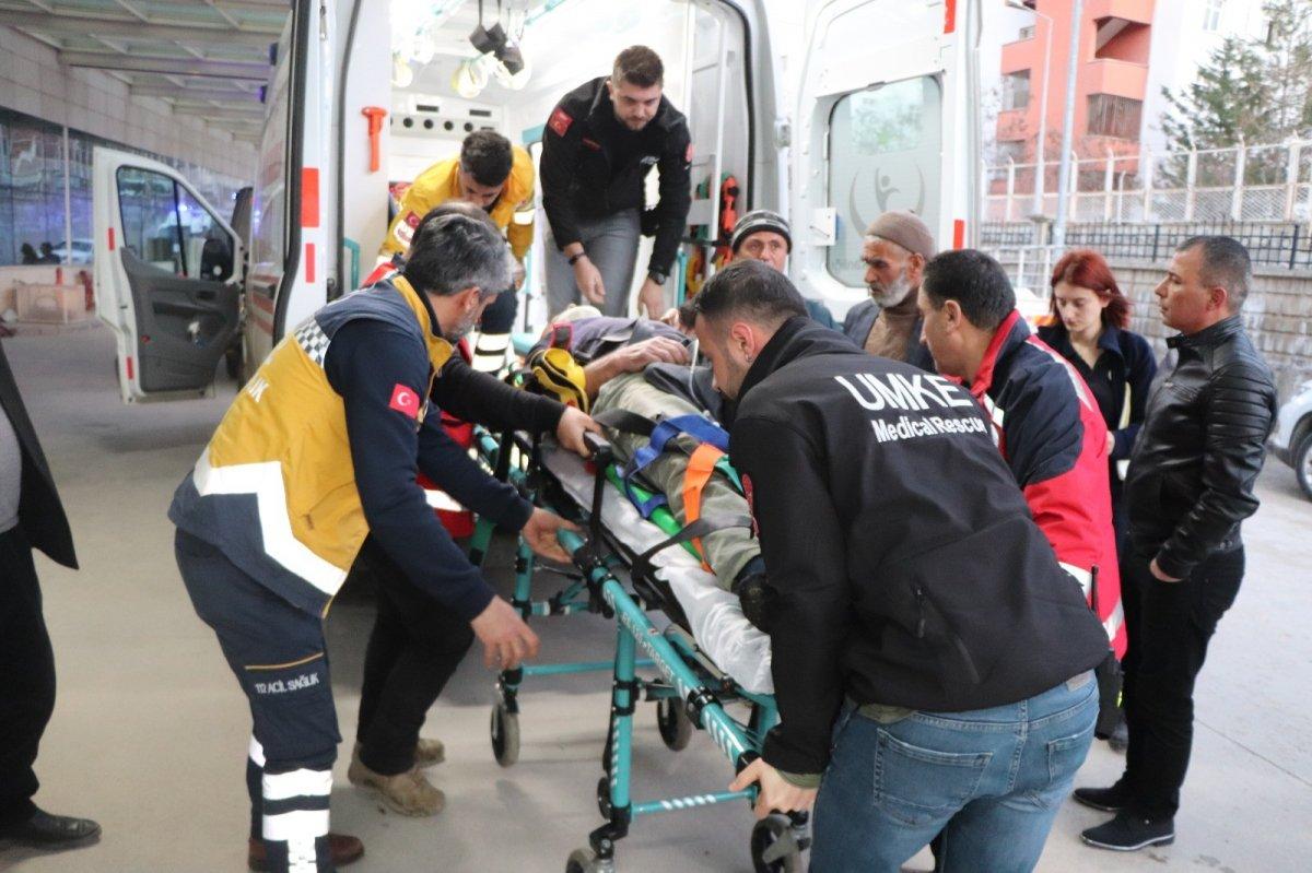 Siirt'te araç şarampole yuvarlandı: 1'i ağır 3 yaralı