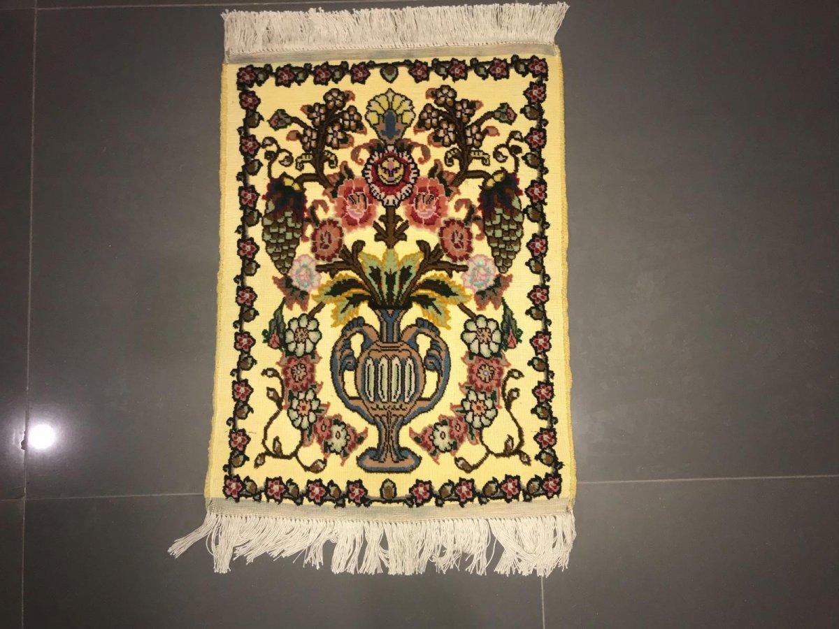 Çaldığı ipek halıyı satmak isterken yakalandı