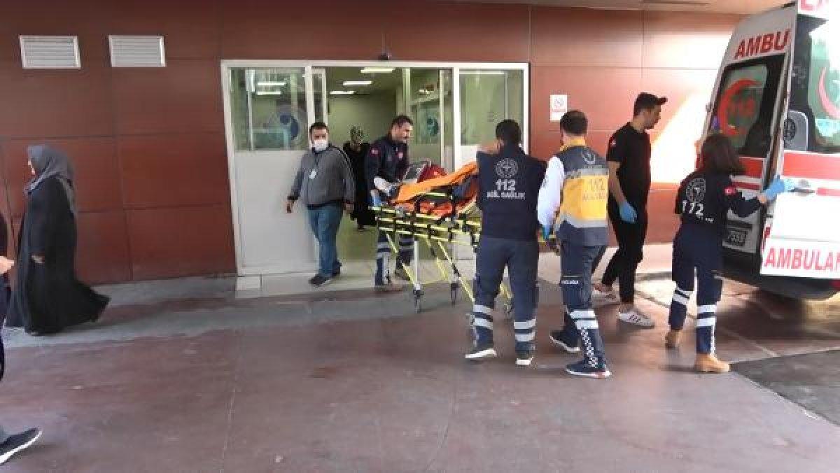 Alışveriş merkezine gelen adam karısını bıçakladı