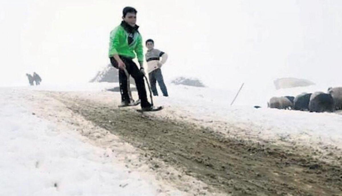 Bitlis'te demir ve tahtadan kayak takımı yapan çocuklar