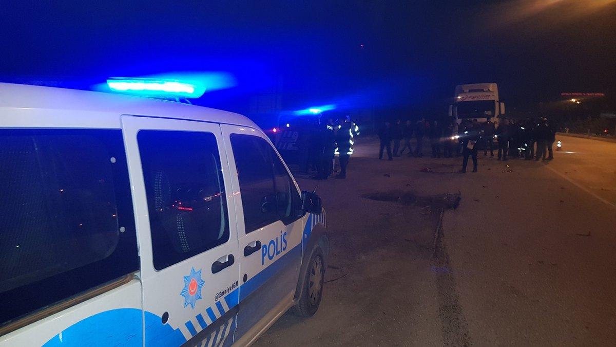 Manisa'da motosiklet tıra arkadan çarptı