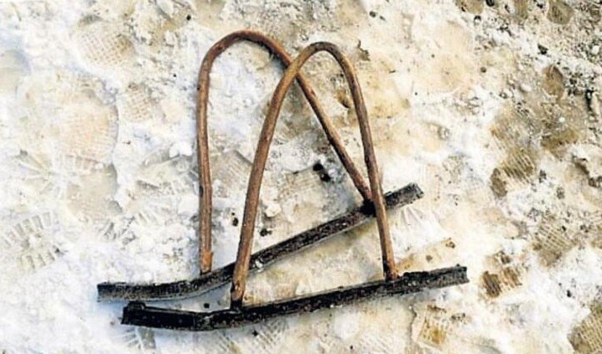 Bitlis'te demir ve tahtadan kayak takımı yapan çocuklar