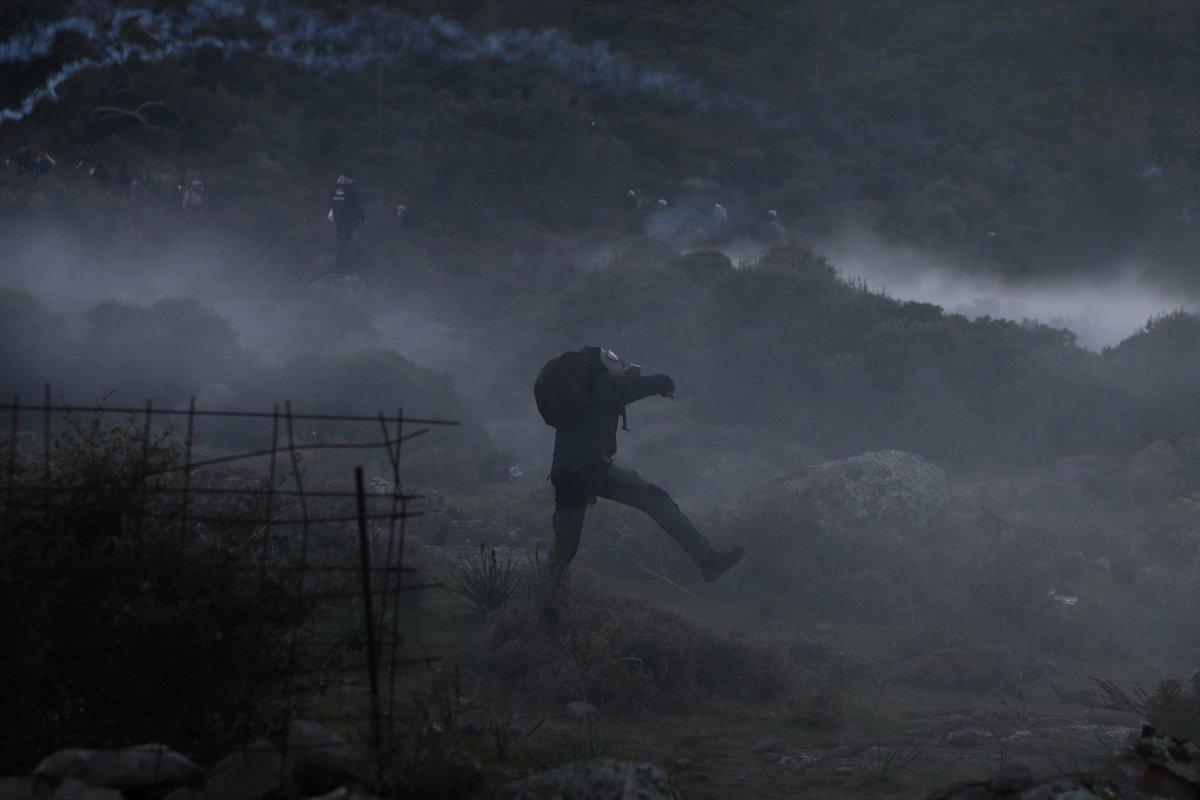 Yunanistan'da ada halkı göçmen kampları için sokakta