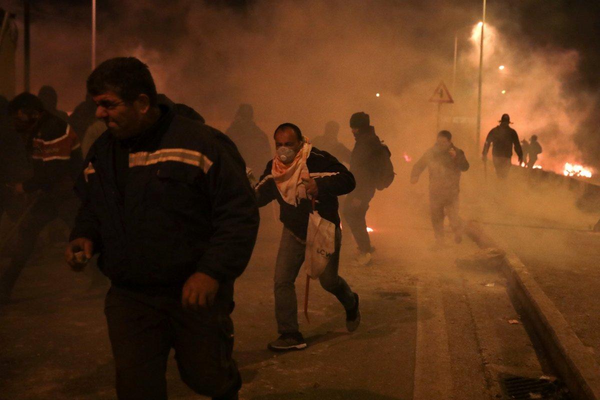 Yunanistan'da ada halkı göçmen kampları için sokakta