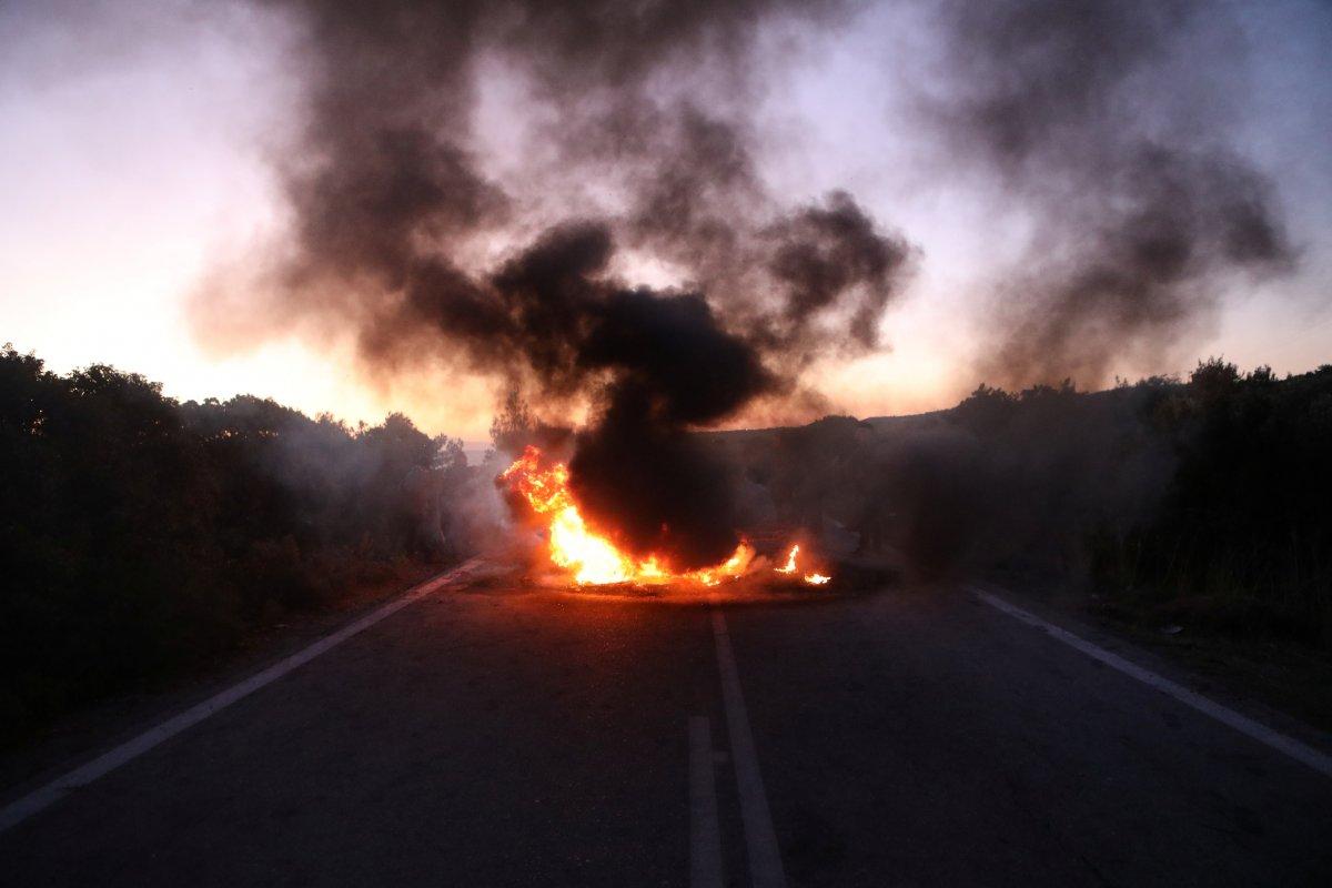 Yunanistan'da ada halkı göçmen kampları için sokakta