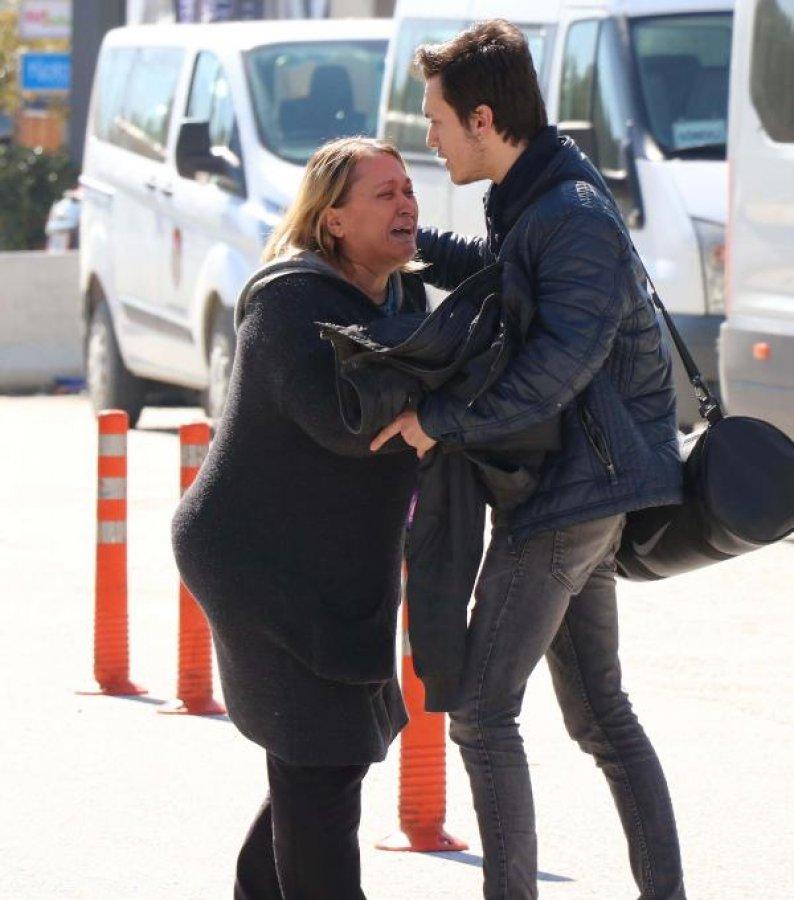 Kapkaçtan tutuklanan oğlunu görünce ağlamaya başladı