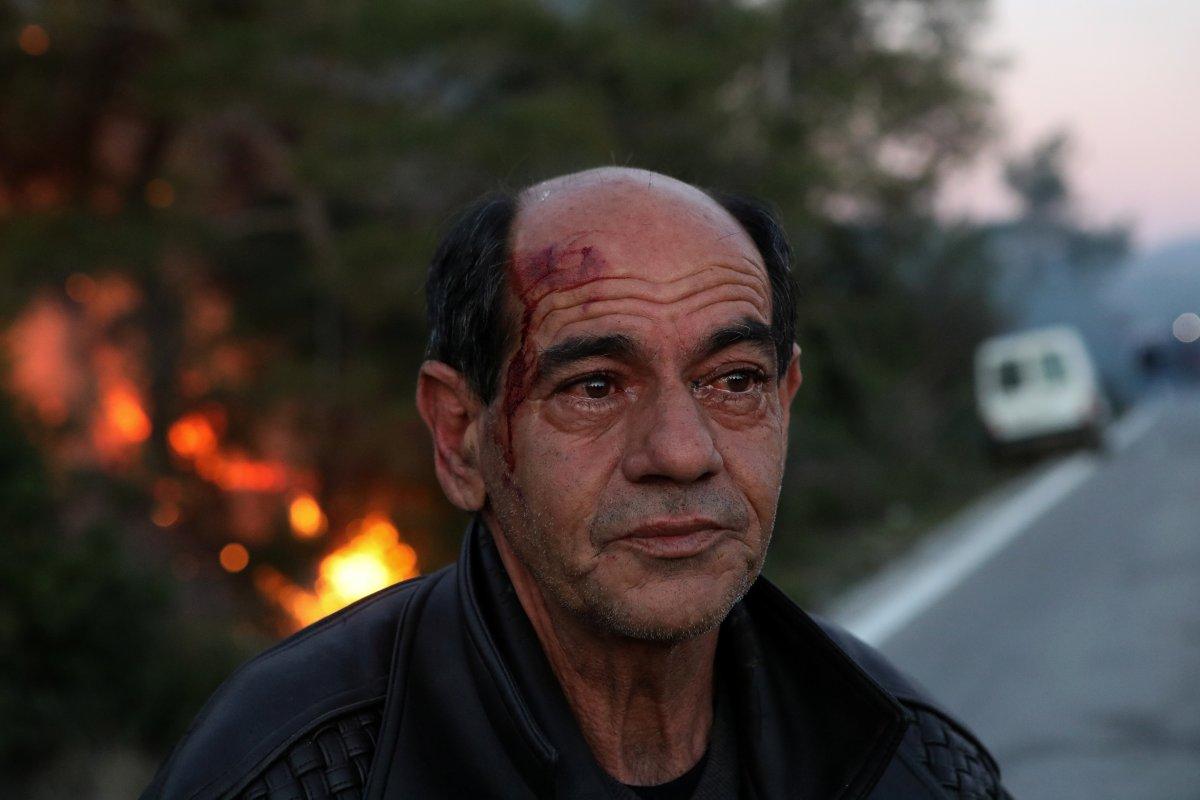 Yunanistan'da ada halkı göçmen kampları için sokakta