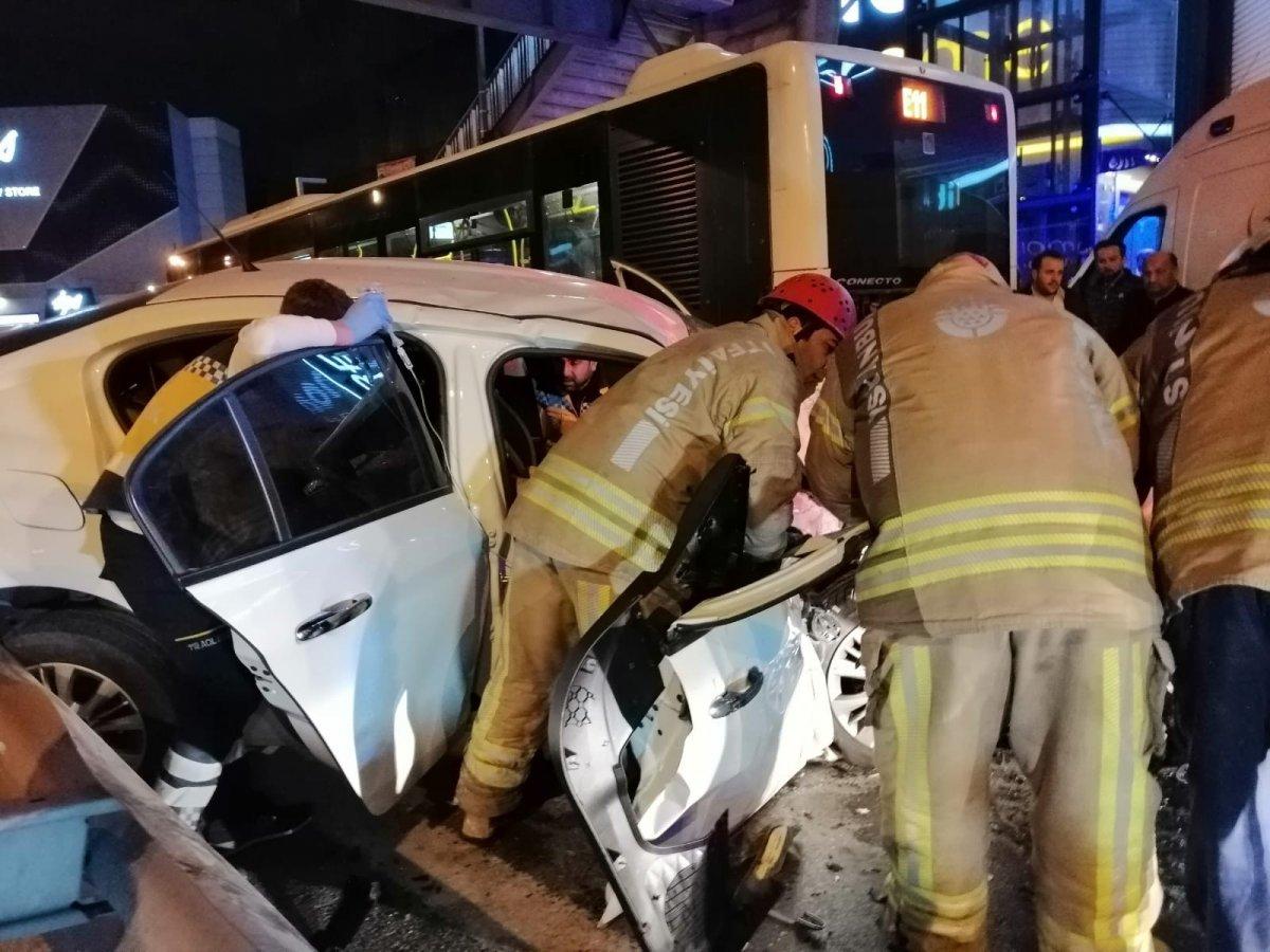 Ataşehir'de aşırı hızlı araç halk otobüsüne çarptı