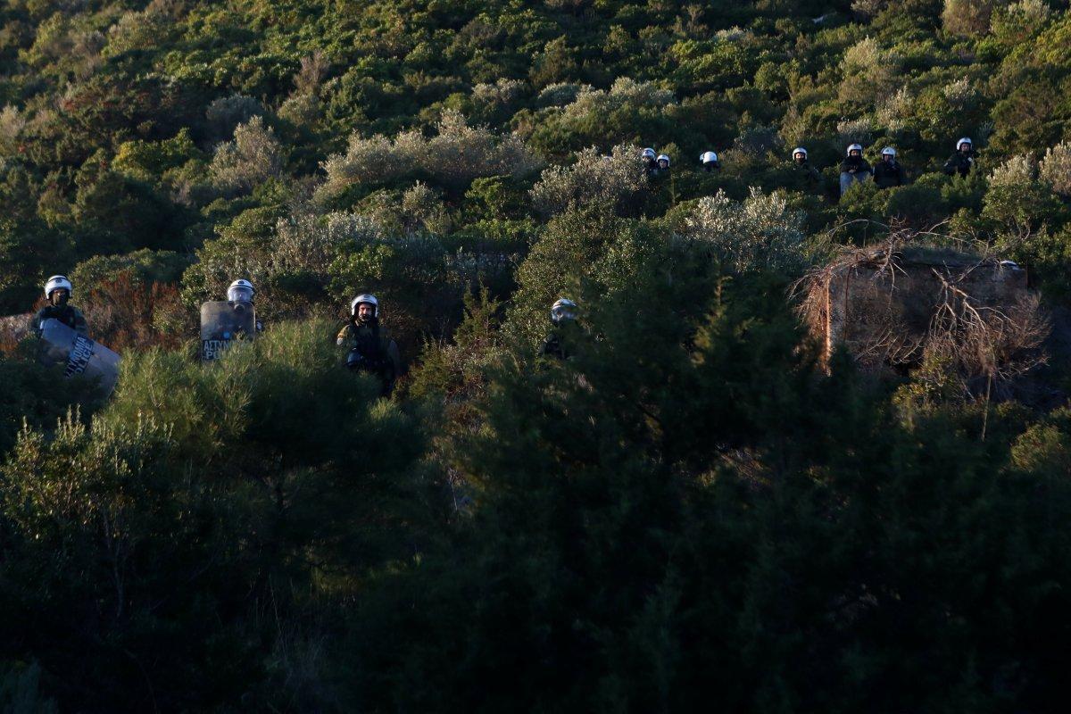 Yunanistan'da ada halkı göçmen kampları için sokakta