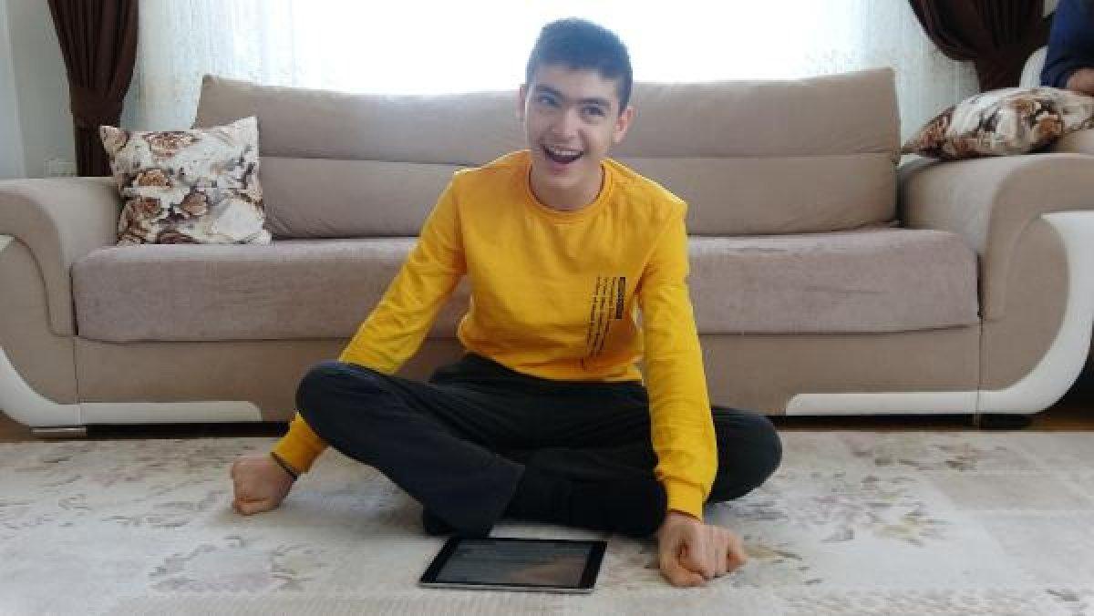 Serebral palsi hastası Ali, tek parmağıyla kitap yazdı