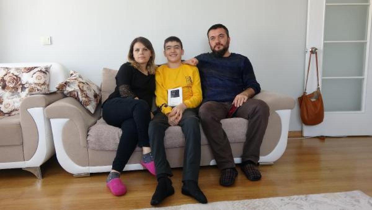 Serebral palsi hastası Ali, tek parmağıyla kitap yazdı