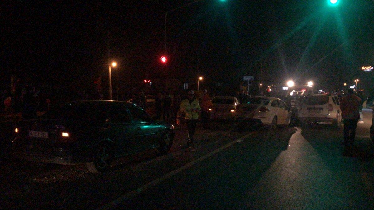 Sakarya'da zincirleme trafik kazası: 3 yaralı